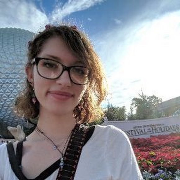 Profile Picture of Mackenzie Jeffrey (@aceof_spades) on Poshmark