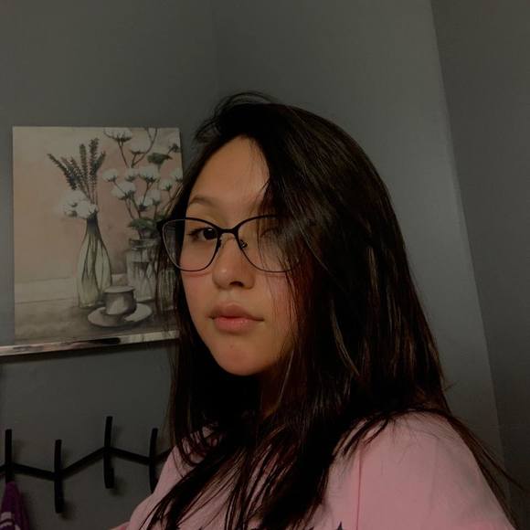 Profile Picture of Ariana Santos (@arianasantos07) on Poshmark