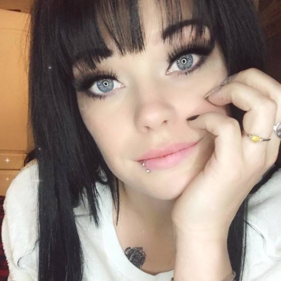Profile Picture of Cheyenne Hansen (@cheyenne_hansen) on Poshmark