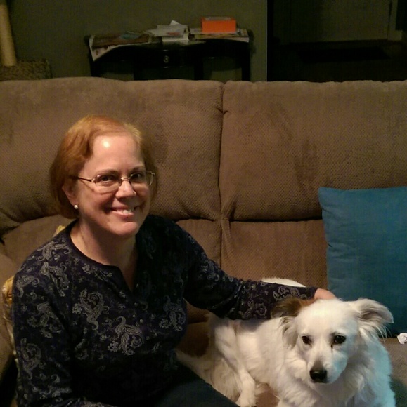 Profile Picture of Becky Rayfield (@beckrayfield) on Poshmark