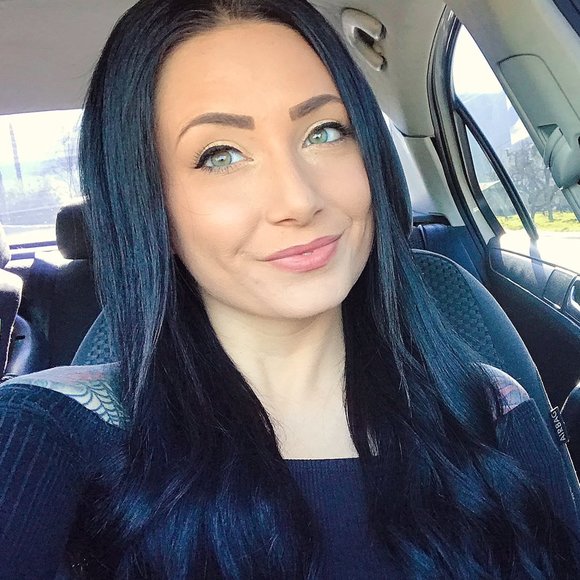 Profile Picture of Heather Matthews (@heathermatthews) on Poshmark