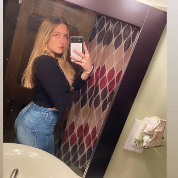 Profile Picture of Dana Mancuso (@dana_mancuso) on Poshmark