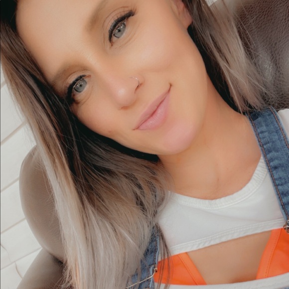 Profile Picture of Joslyn Wickard (@joslynwickard) on Poshmark