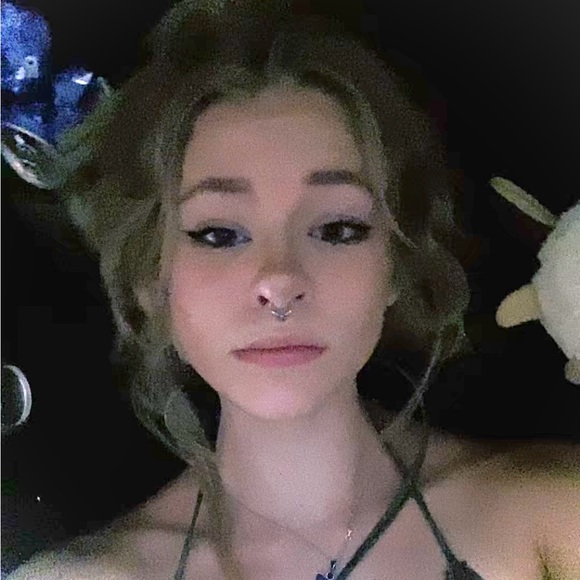 Profile Picture of Lillian Goodman (@lilly_goodman) on Poshmark