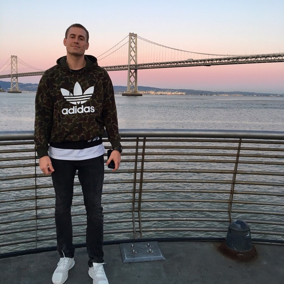 Profile Picture of Taylor Noyer (@taylornoyer) on Poshmark