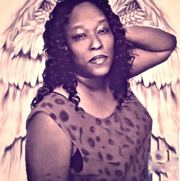 Profile Picture of April Rooters (@mpomoo_1) on Poshmark