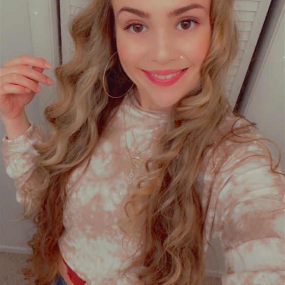 Profile Picture of Danielle Sampson (@daniellesamp190) on Poshmark