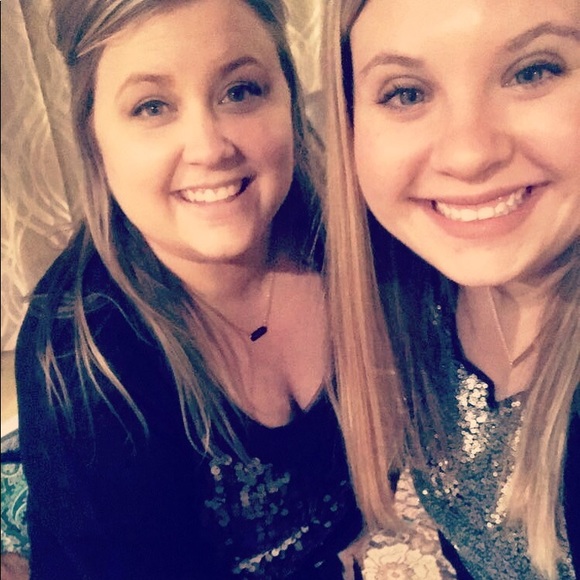 Profile Picture of Lindseylindsey Pfeil (@lkpfeil) on Poshmark