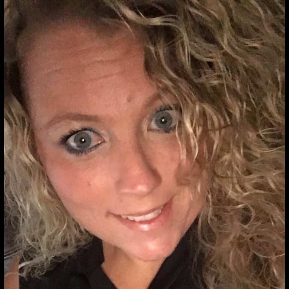 Profile Picture of Amy Burks (@amyburks) on Poshmark