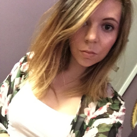 Profile Picture of Cortney Whitesell (@cortneywhitesel) on Poshmark