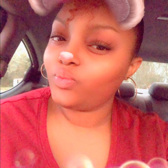 Profile Picture of Nakia Fields (@nakiki25) on Poshmark
