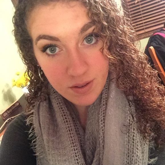 Profile Picture of Amber Sutherland (@ambere723) on Poshmark