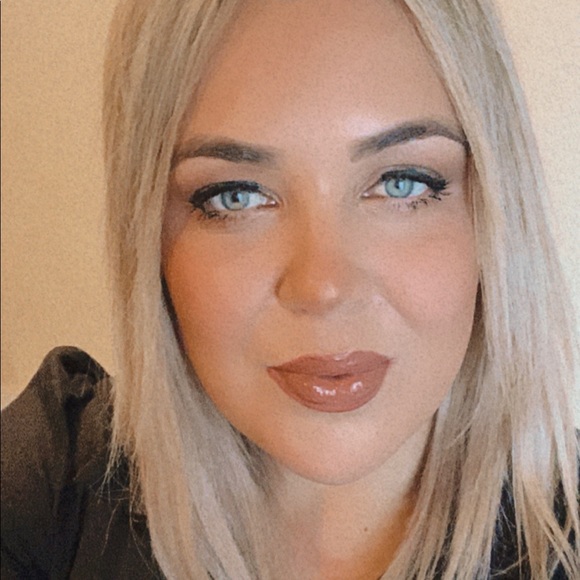 Profile Picture of Natalie Fighera (@nwarwick83) on Poshmark