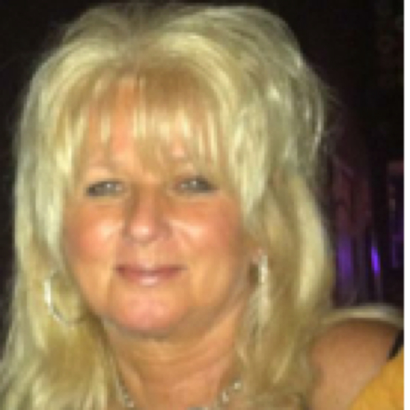 Profile Picture of Dianne Pearce (@diannepearce21) on Poshmark