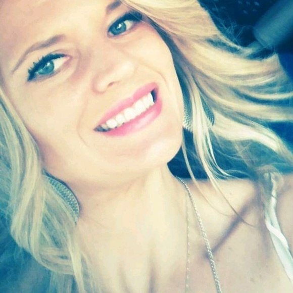 Profile Picture of Ronelle Motycka (@nellymo) on Poshmark