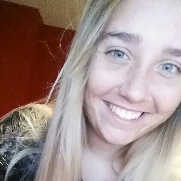 Profile Picture of Eva Barron (@eeevaaaaa) on Poshmark