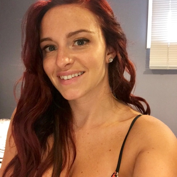 Profile Picture of Amanda Borba (@borbaboss) on Poshmark