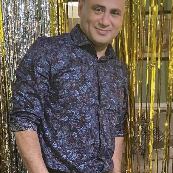 Profile Picture of Alberto Galeas (@albertogaleas) on Poshmark