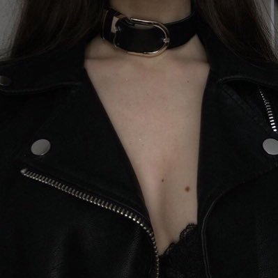 Profile Picture of 𝕯𝖊𝖌𝖆𝖚𝖘𝖘𝖊𝖗 (@MollieLara) on Twitter