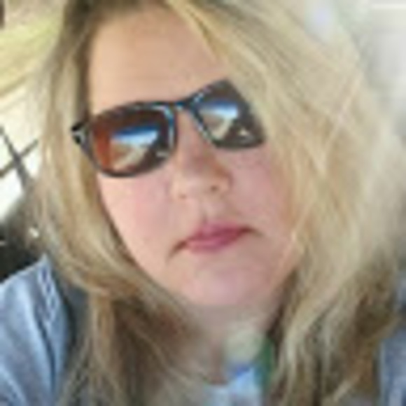 Profile Picture of Pam Cromwell (@pamalam1967) on Poshmark