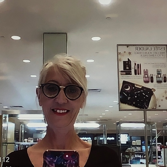 Profile Picture of Liz Verbruggen (@lizverbruggen) on Poshmark