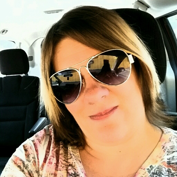 Profile Picture of Julie Virzi (@djhn2003) on Poshmark