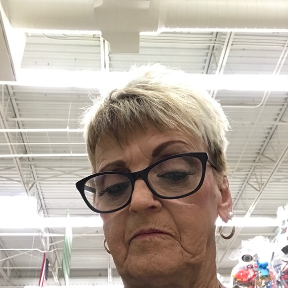 Profile Picture of Brenda Keyes (@brenben1981) on Poshmark