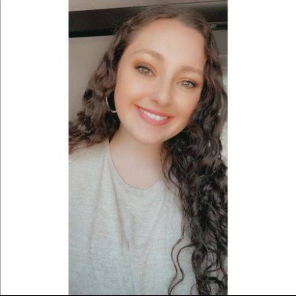 Profile Picture of Chelsea Dingler (@chelseading) on Poshmark