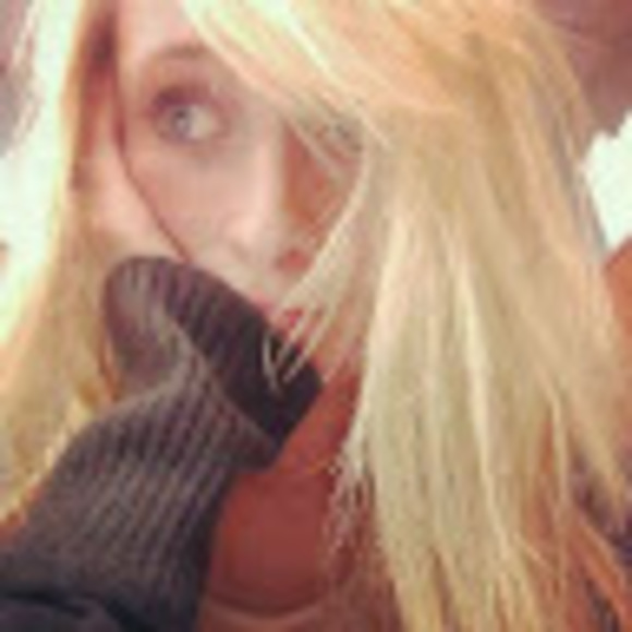 Profile Picture of Andrea Shaner (@andreajlindberg) on Poshmark