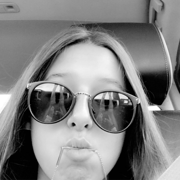 Profile Picture of Lexi Alewine (@lexirea85) on Poshmark