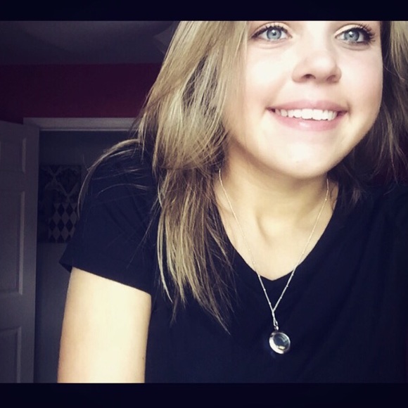 Profile Picture of Brianna Dilley (@brianna_dilley) on Poshmark