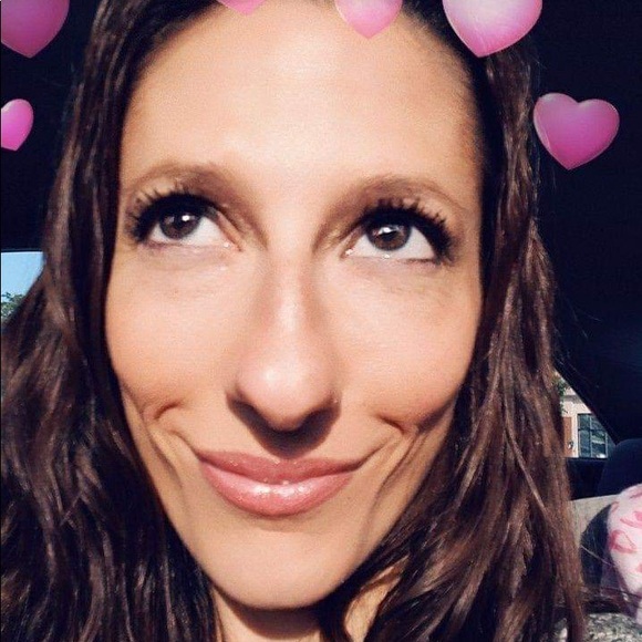Profile Picture of Amy Hopkins (@amyjhopkins84) on Poshmark