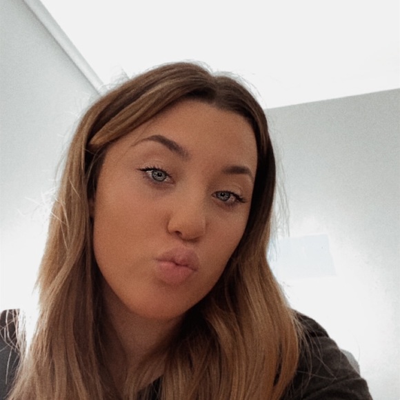 Profile Picture of Emily Rees (@erees1110) on Poshmark