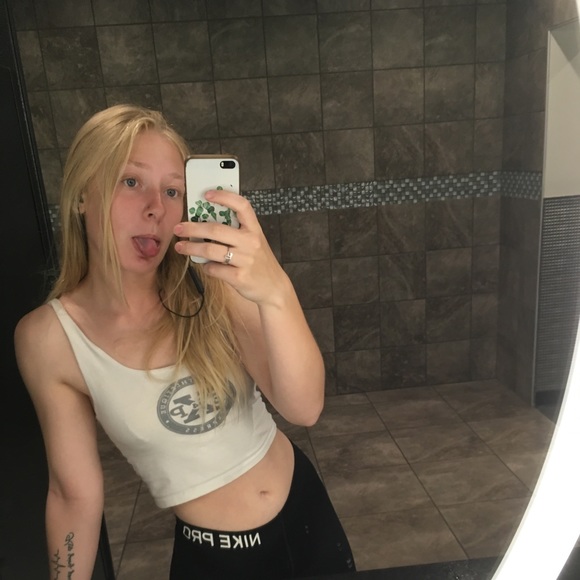 Profile Picture of Holly Roszkowski (@hrae99) on Poshmark