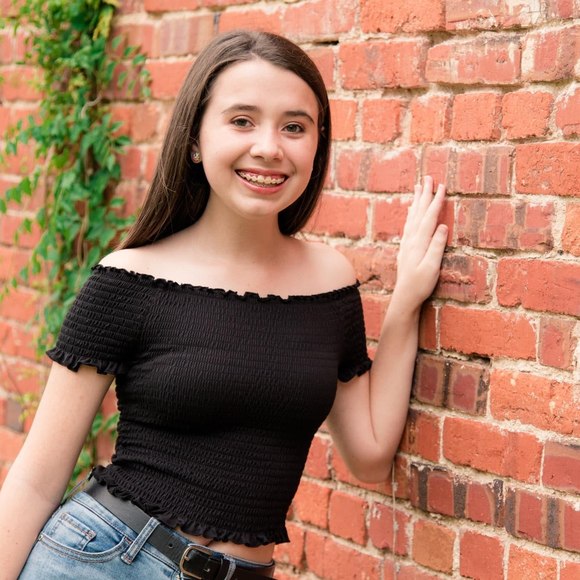 Profile Picture of Danielle Guy (@danielle_guy) on Poshmark