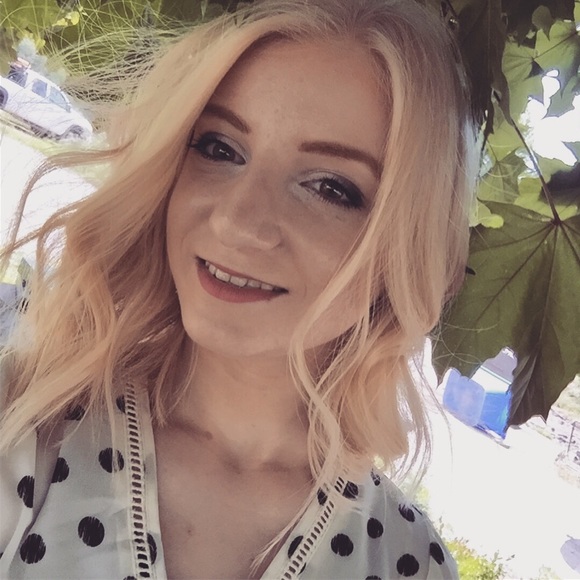 Profile Picture of Svetlena Laubacker (@svetlwnanikolay) on Poshmark