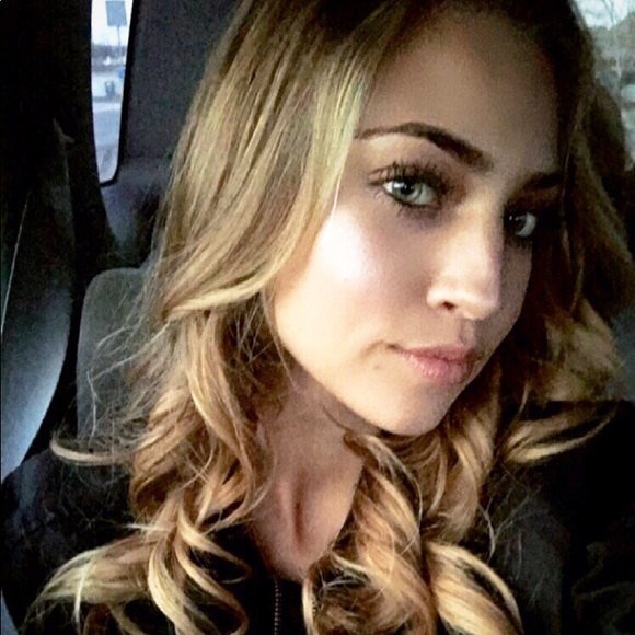 Profile Picture of Tiara Covello (@tiaracov) on Poshmark