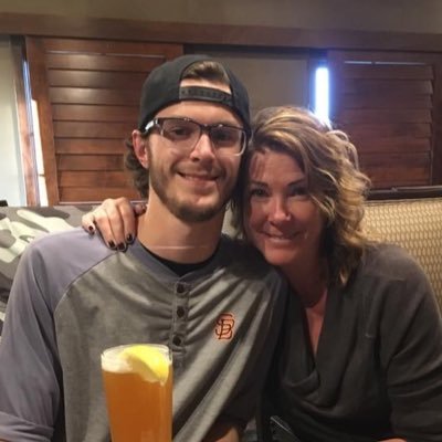 Profile Picture of Hunter Hyde (@retnuh_edyh) on Twitter