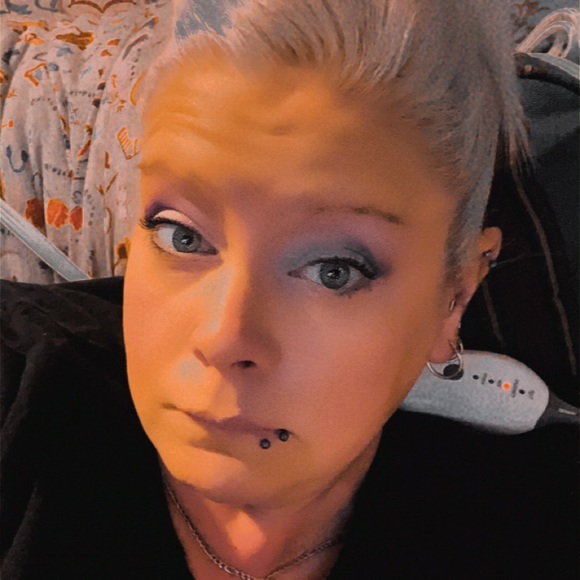 Profile Picture of Michelle Kroesser (@chellbelle130) on Poshmark