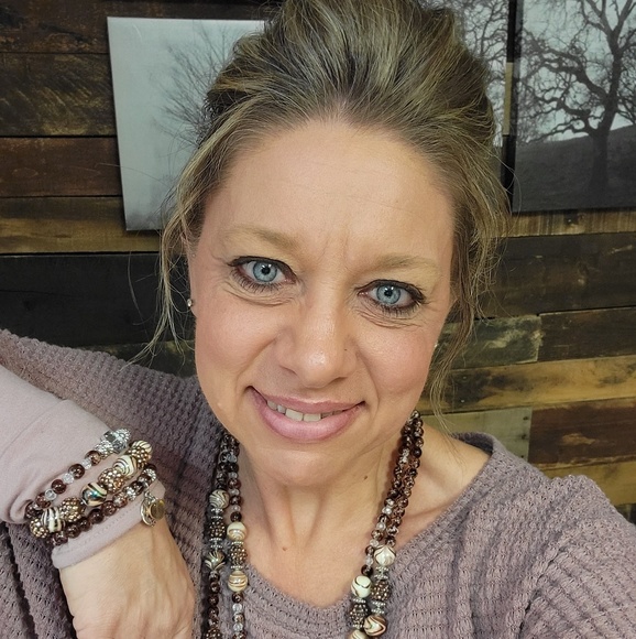 Profile Picture of Shelly Trotter (@shelly_119) on Poshmark