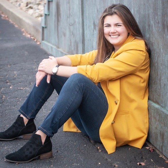 Lilliana Litner - Poshmark Profile Picture of Lilliana Litner (@lmlitner) on Poshmark