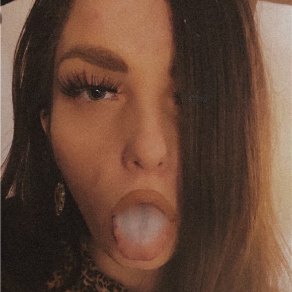 Profile Picture of Bailey Nelson (@baynelly) on Poshmark