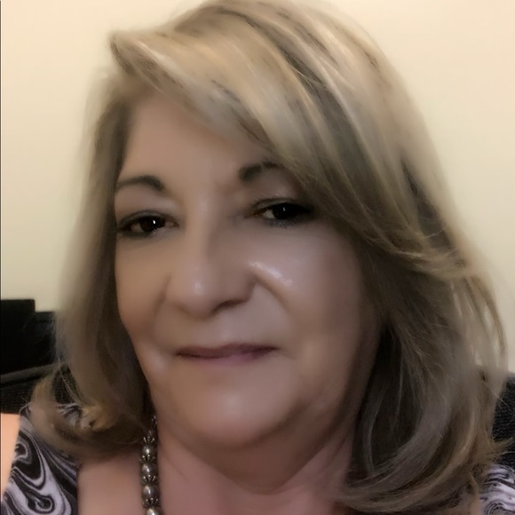 Profile Picture of Denise Mohr (@denisemohr) on Poshmark