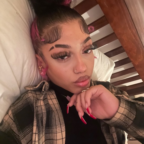 Profile Picture of Hanna Ramirez (@hannaramirez990) on Poshmark