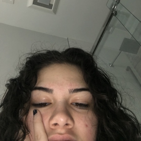 Profile Picture of Thais Goulart (@thaisgoulart) on Poshmark