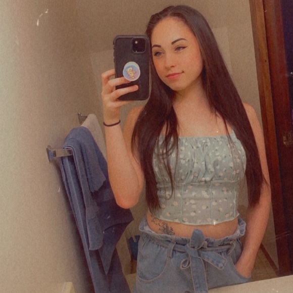 Gabby Mitchell - Poshmark Profile Picture of Gabby Mitchell (@gabbymitchel860) on Poshmark