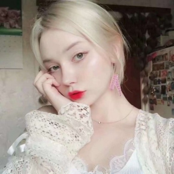 Profile Picture of Heddi Yhodk (@heddijsyhodk) on Poshmark