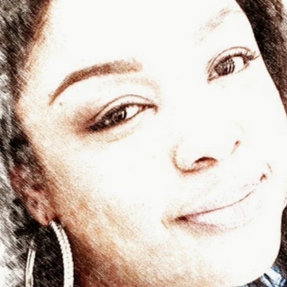 Profile Picture of Violeta Thomas (@veen4tz) on Poshmark