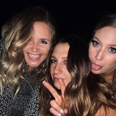 Profile Picture of Holly Schneider (@holl_dee) on Twitter