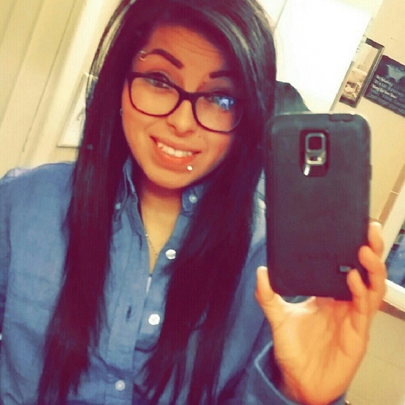 Profile Picture of April Lara (@aprillara61) on Poshmark